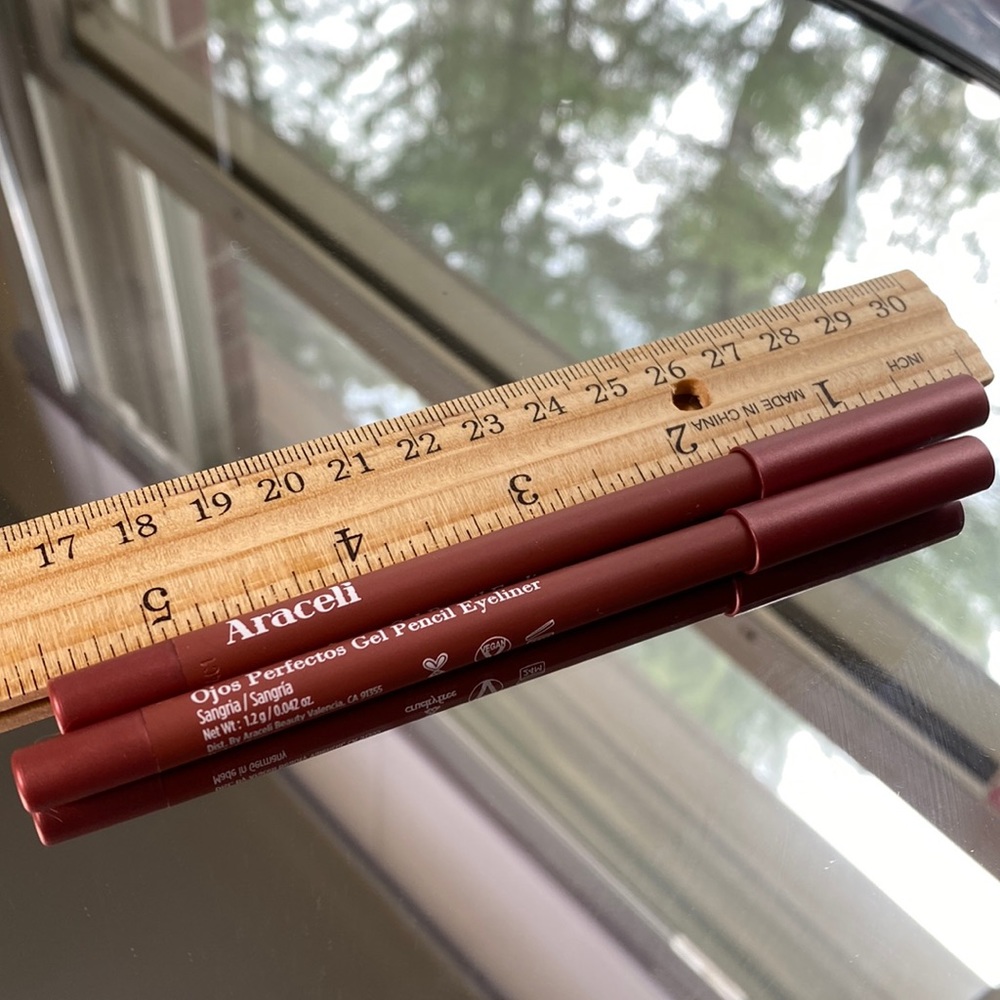 Araceli Ojos Perfectos Gel Pencil Eyeliner in Sangria